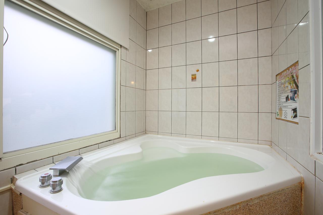 Cyuan Tang Hot Spring Hotel Jiaoxi Extérieur photo